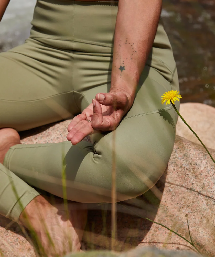 40代〜50代女性・朝の窓辺